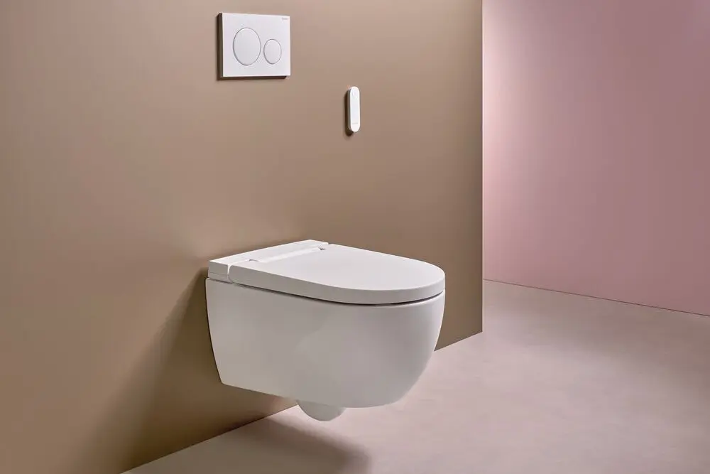 2024_Geberit Aquaclean_Feature_Alba_Long_shot_with remote control_02.tif_geberit_dam-media-medium