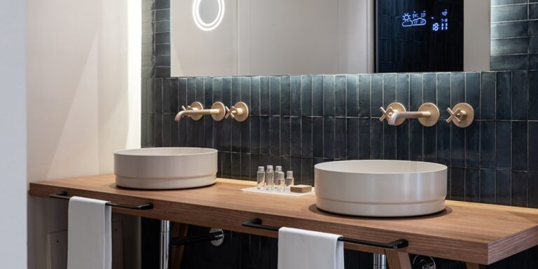 Studio Apostoli equips Green Lodges in Montegrotto Terme with shower surfaces and washbasins from KALDEWEI